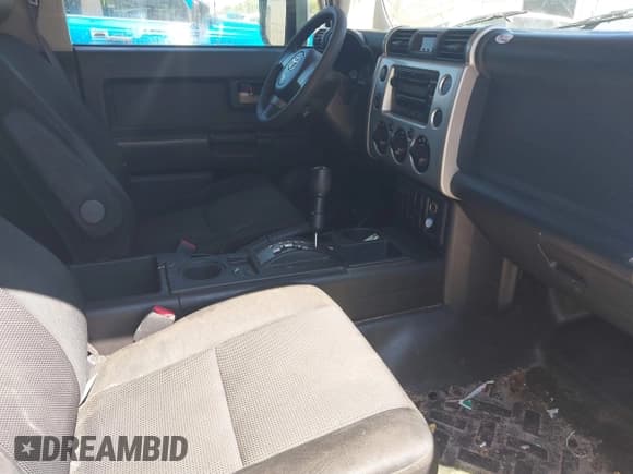 ✅ 2008 Toyota FJ Cruiser • VIN: JTEZU11FX8K003696 • Lot: 41781361. Wystawiony na IAAI z przebiegiem 285 557 mil. Bezpłatny archiwum sprzedaży aukcyjnych z USA i szczegółowy raport historii pojazdu na DreamBid. Zdjęcie 5.