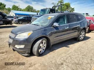 2011 Chevrolet Traverse LTZ z VIN 1GNKRLED6BJ352726, wystawiony jako Copart lot #62947315 z przebiegiem 144 025 mil mil oraz Szkoda całkowita • Salvage title. Historia ofert i sprzedaży dostępna na DreamBid. Obrazek 1.
