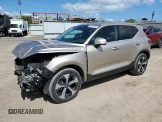✅ 2024 Volvo XC40 Plus Bright Theme • VIN: YV4L12UE0R2323944 • Лот: 80891865. Опубликован ранее на Copart с пробегом 22 183 миль. Бесплатный доступ к архиву аукционных продаж из США и подробный отчёт об истории автомобиля на DreamBid. Изображение 1.