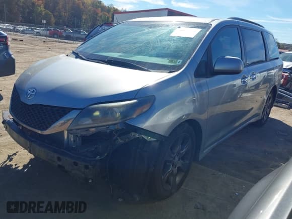 ✅ 2015 Toyota Sienna SE • VIN: 5TDXK3DC7FS636838 • Lot: 43485678. Wystawiony na IAAI z przebiegiem 168 485 mil. Bezpłatny archiwum sprzedaży aukcyjnych z USA i szczegółowy raport historii pojazdu na DreamBid. Zdjęcie 18.