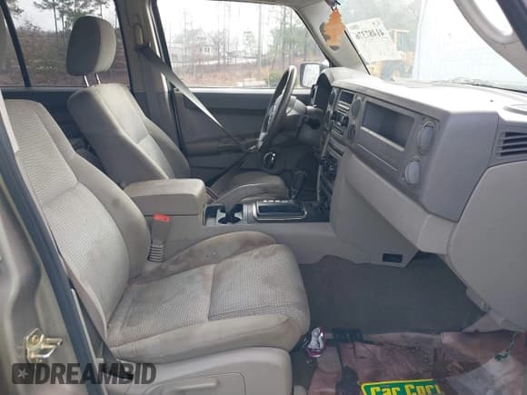 ✅ 2006 Jeep Commander • VIN: 1J8HG48K16C104055 • Lot: 41487376. Wystawiony na IAAI z przebiegiem 176 234 mil. Bezpłatny archiwum sprzedaży aukcyjnych z USA i szczegółowy raport historii pojazdu na DreamBid. Zdjęcie 5.