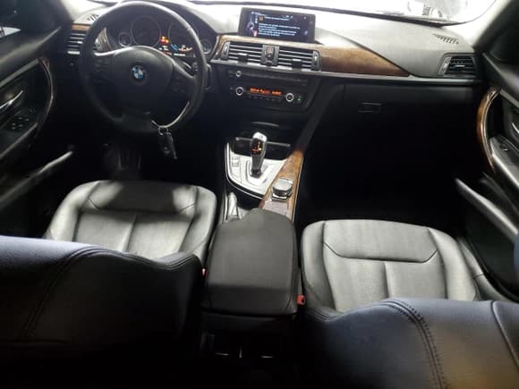 ✅ 2015 BMW 3 Series 320i xDrive • VIN: WBA3C3G50FNS76632 • Lot: 52041325. Wystawiony na Copart z przebiegiem 121 706 mil. Bezpłatny archiwum sprzedaży aukcyjnych z USA i szczegółowy raport historii pojazdu na DreamBid. Zdjęcie 8.