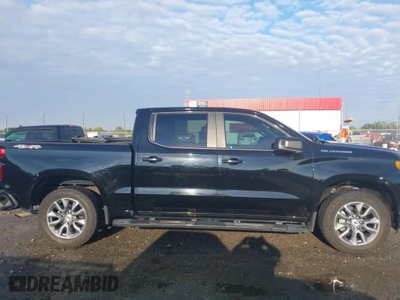 ✅ 2021 Chevrolet Silverado 1500 RST • VIN: 1GCUYEED1MZ130471 • Lot: 43109120. Wystawiony na IAAI z przebiegiem 80 336 mil. Bezpłatny archiwum sprzedaży aukcyjnych z USA i szczegółowy raport historii pojazdu na DreamBid. Zdjęcie 13.