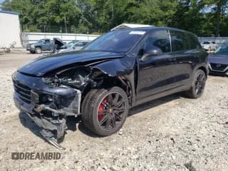 ✅ 2017 Porsche Cayenne Turbo • VIN: WP1AC2A28HLA92393 • Lot: 82038825. Wystawiony na Copart z przebiegiem 56 637 mil. Bezpłatny archiwum sprzedaży aukcyjnych z USA i szczegółowy raport historii pojazdu na DreamBid. Zdjęcie 1.