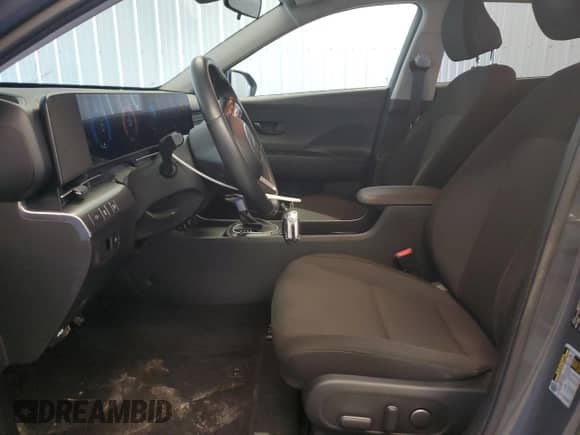 2024 Hyundai Kona SEL z VIN KM8HBCABXRU082013, wystawiony jako Copart lot #87712915 z przebiegiem 22 966 mil mil oraz Czysty tytuł • Clean title. Historia ofert i sprzedaży dostępna na DreamBid. Obrazek 7.