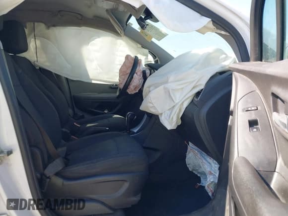 ✅ 2020 Chevrolet Trax LT • VIN: 3GNCJLSBXLL143398 • Lot: 43113837. Wystawiony na IAAI z przebiegiem 100 061 mil. Bezpłatny archiwum sprzedaży aukcyjnych z USA i szczegółowy raport historii pojazdu na DreamBid. Zdjęcie 5.