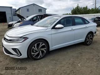 ✅ 2025 Volkswagen Jetta SEL • VIN: 3VWGX7BU1SM014683 • Lot: 69717315. Wystawiony na Copart z przebiegiem 7 745 mil. Bezpłatny archiwum sprzedaży aukcyjnych z USA i szczegółowy raport historii pojazdu na DreamBid. Zdjęcie 1.