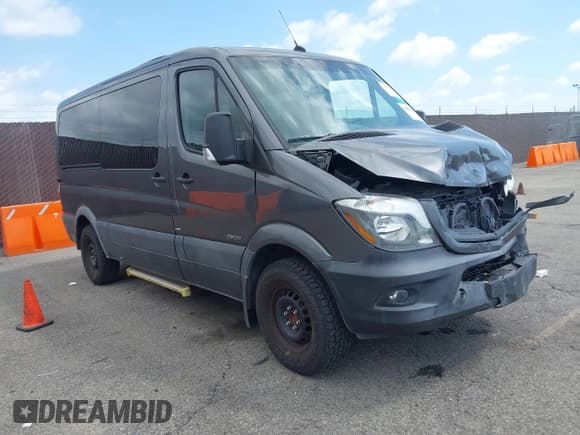 ✅ 2015 Mercedes-Benz Sprinter Passenger • VIN: WDZPE7DC1FP111850 • Lot: 41920037. Wystawiony na IAAI z przebiegiem 127 121 mil. Bezpłatny archiwum sprzedaży aukcyjnych z USA i szczegółowy raport historii pojazdu na DreamBid. Zdjęcie 1.