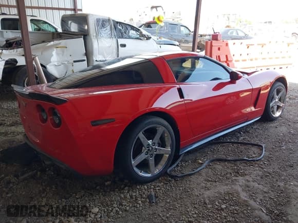 ✅ 2006 Chevrolet Corvette • VIN: 1G1YY26U865108033 • Lot: 42916670. Wystawiony na IAAI z przebiegiem 90 201 mil. Bezpłatny archiwum sprzedaży aukcyjnych z USA i szczegółowy raport historii pojazdu na DreamBid. Zdjęcie 4.