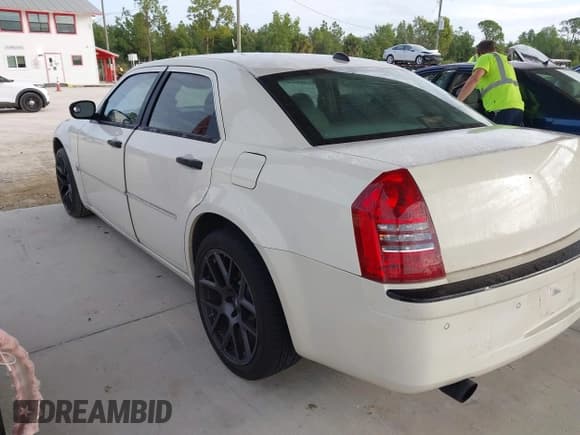 ✅ 2006 Chrysler 300 C • VIN: 2C3LA63H56H170801 • Lot: 43827833. Listed on IAAI with 168,436 mi. Free auction sales archive from the USA and detailed vehicle history report at DreamBid. Image 3.