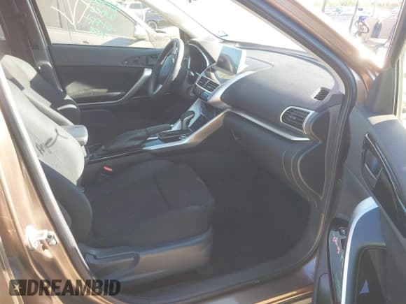 ✅ 2019 Mitsubishi Eclipse Cross LE • VIN: JA4AT4AA8KZ023156 • Lot: 43595761. Wystawiony na IAAI z przebiegiem 73 811 mil. Bezpłatny archiwum sprzedaży aukcyjnych z USA i szczegółowy raport historii pojazdu na DreamBid. Zdjęcie 5.