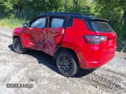 ✅ 2023 Jeep Compass (RED) Edition • VIN: 3C4NJDCN9PT504528 • Lot: 43052390. Wystawiony na IAAI z przebiegiem 18 210 mil. Bezpłatny archiwum sprzedaży aukcyjnych z USA i szczegółowy raport historii pojazdu na DreamBid. Zdjęcie 3.