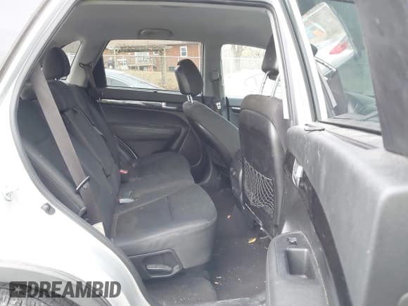 ✅ 2014 Kia Sorento LX • VIN: 5XYKTCA68EG538077 • Lot: 43697961. Wystawiony na IAAI z przebiegiem 144 776 mil. Bezpłatny archiwum sprzedaży aukcyjnych z USA i szczegółowy raport historii pojazdu na DreamBid. Zdjęcie 8.