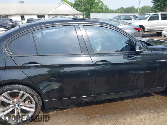 ✅ 2015 BMW 3 Series 328i xDrive • VIN: WBA3B3C53FF548061 • Лот: 42494395. Опубликован ранее на IAAI с пробегом 110 672 миль. Бесплатный доступ к архиву аукционных продаж из США и подробный отчёт об истории автомобиля на DreamBid. Изображение 13.