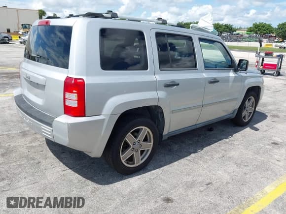 ✅ 2007 Jeep Patriot Limited • VIN: 1J8FT48WX7D333237 • Lot: 42743656. Listed on IAAI with 215,228 mi. Free auction sales archive from the USA and detailed vehicle history report at DreamBid. Image 4.