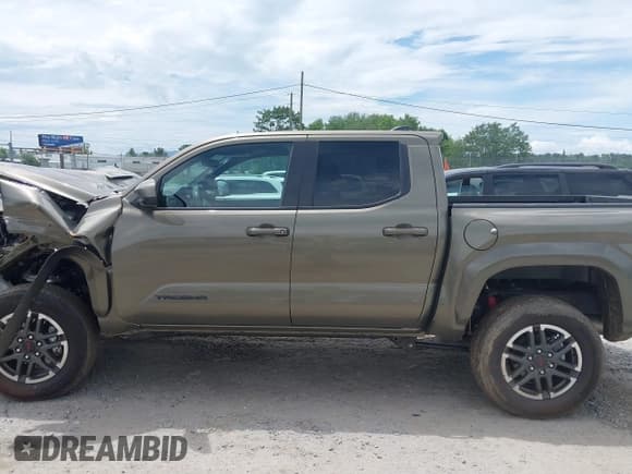 ✅ 2025 Toyota Tacoma SR • VIN: 3TMLB5JN8SM108333 • Лот: 42528079. Опубликован ранее на IAAI с пробегом 3 596 миль. Бесплатный доступ к архиву аукционных продаж из США и подробный отчёт об истории автомобиля на DreamBid. Изображение 14.