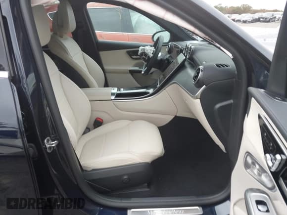 ✅ 2024 Mercedes-Benz GLC 300 • VIN: W1NKM4GB4RF200104 • Lot: 43561083. Wystawiony na IAAI z przebiegiem Nie podano. Bezpłatny archiwum sprzedaży aukcyjnych z USA i szczegółowy raport historii pojazdu na DreamBid. Zdjęcie 5.