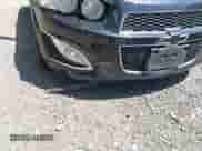 ✅ 2013 Chevrolet Sonic RS • VIN: 1G1JG6SB2D4223228 • Lot: 42941851. Wystawiony na IAAI z przebiegiem 120 433 mil mil. Skorzystaj z bezpłatnego archiwum sprzedaży aukcyjnych z USA i zobacz szczegółowy raport historii pojazdu na DreamBid. Zdjęcie 6.