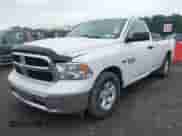 2016 Ram 1500 Tradesman z VIN 3C6JR6DT7GG285374, wystawiony jako IAAI lot #42600320 z przebiegiem 112 185 mil mil oraz . Historia ofert i sprzedaży dostępna na DreamBid. Obrazek 2.