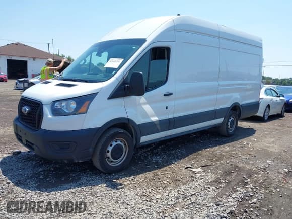 ✅ 2023 Ford Transit Cargo • VIN: 1FTBR3X82PKB46510 • Lot: 42649392. Wystawiony na IAAI z przebiegiem 55 265 mil. Bezpłatny archiwum sprzedaży aukcyjnych z USA i szczegółowy raport historii pojazdu na DreamBid. Zdjęcie 2.