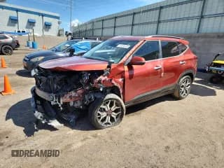 ✅ 2022 Kia Seltos SX • VIN: KNDETCA22N7244956 • Lot: 71124175. Wystawiony na Copart z przebiegiem 48 945 mil. Bezpłatny archiwum sprzedaży aukcyjnych z USA i szczegółowy raport historii pojazdu na DreamBid. Zdjęcie 1.