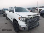 ✅ 2018 Toyota Tundra SR5 • VIN: 5TFEM5F18JX131354 • Лот: 43709672. Опубликован ранее на IAAI с пробегом 88 136 миль. Бесплатный доступ к архиву аукционных продаж из США и подробный отчёт об истории автомобиля на DreamBid. Изображение 1.