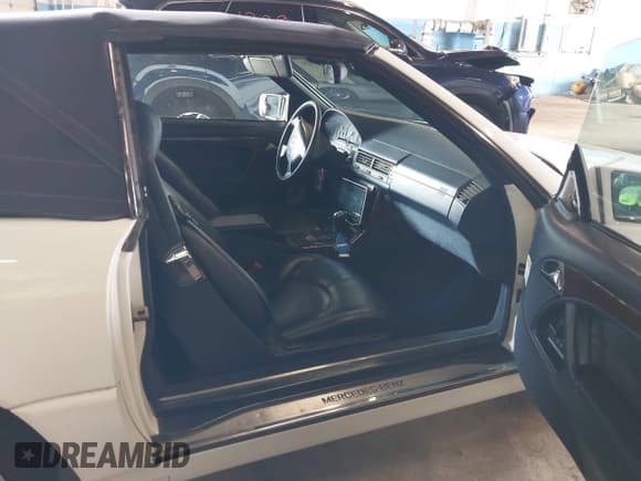 ✅ 1998 Mercedes-Benz SL 500 • VIN: WDBFA67FXWF159455 • Lot: 42667851. Wystawiony na IAAI z przebiegiem 162 365 mil. Bezpłatny archiwum sprzedaży aukcyjnych z USA i szczegółowy raport historii pojazdu na DreamBid. Zdjęcie 5.