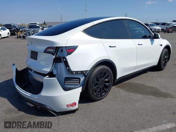 ✅ 2024 Tesla Model Y Long Range • VIN: 7SAYGDEE1RA221731 • Lot: 43335082. Wystawiony na IAAI z przebiegiem 34 025 mil. Bezpłatny archiwum sprzedaży aukcyjnych z USA i szczegółowy raport historii pojazdu na DreamBid. Zdjęcie 4.