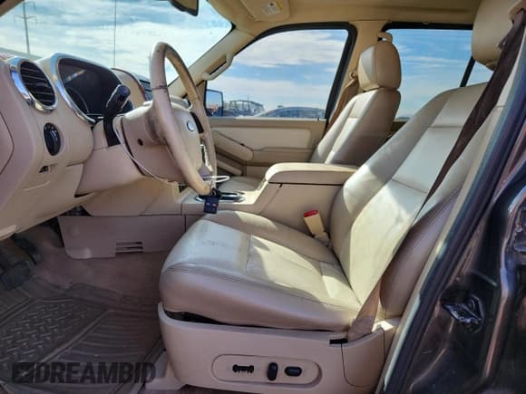 ✅ 2006 Ford Explorer Eddie Bauer • VIN: 1FMEU64E96UB22940 • Lot: 92224745. Wystawiony na Copart z przebiegiem 133 721 mil. Bezpłatny archiwum sprzedaży aukcyjnych z USA i szczegółowy raport historii pojazdu na DreamBid. Zdjęcie 7.