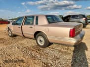 ✅ 1996 Lincoln Town Car Executive • VIN: 1LNLM81W9TY702967 • Лот: 71869405. Опубликован ранее на Copart с пробегом 67 697 миль. Бесплатный доступ к архиву аукционных продаж из США и подробный отчёт об истории автомобиля на DreamBid. Изображение 2.