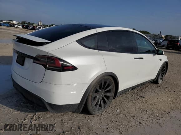 ✅ 2022 Tesla Model X • VIN: 7SAXCBE58NF340465 • Lot: 62989015. Wystawiony na Copart z przebiegiem 21 186 mil. Bezpłatny archiwum sprzedaży aukcyjnych z USA i szczegółowy raport historii pojazdu na DreamBid. Zdjęcie 3.