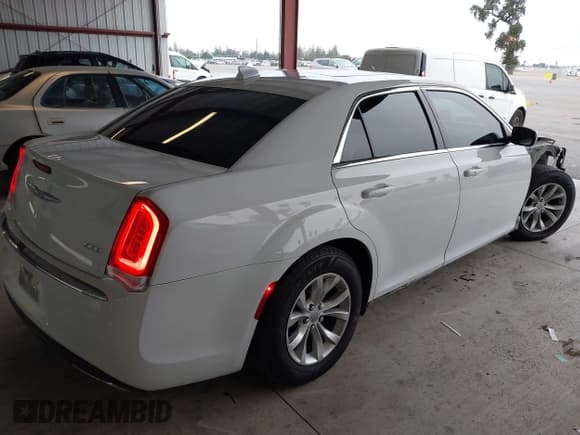✅ 2016 Chrysler 300 Anniversary Edition • VIN: 2C3CCAAGXGH220360 • Lot: 43335679. Wystawiony na IAAI z przebiegiem 234 256 mil. Bezpłatny archiwum sprzedaży aukcyjnych z USA i szczegółowy raport historii pojazdu na DreamBid. Zdjęcie 4.