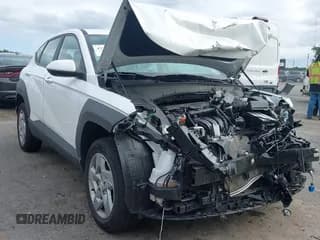 ✅ 2024 Hyundai Kona SE • VIN: KM8HACAB0RU175058 • Лот: 43225850. Опубликован ранее на IAAI с пробегом 24 809 миль. Бесплатный доступ к архиву аукционных продаж из США и подробный отчёт об истории автомобиля на DreamBid. Изображение 1.