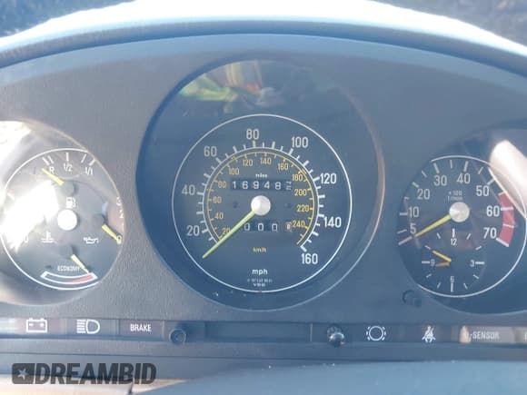 ✅ 1984 Mercedes-Benz 380 SL • VIN: WDBBA45AXEA012235 • Лот: 43484647. Опубликован ранее на IAAI с пробегом 169 485 миль. Бесплатный доступ к архиву аукционных продаж из США и подробный отчёт об истории автомобиля на DreamBid. Изображение 7.