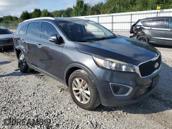 ✅ 2017 Kia Sorento LX • VIN: 5XYPG4A38HG206957 • Лот: 81802655. Опубликован ранее на Copart с пробегом 221 453 миль. Бесплатный доступ к архиву аукционных продаж из США и подробный отчёт об истории автомобиля на DreamBid. Изображение 4.