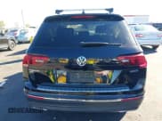✅ 2021 Volkswagen Tiguan SE • VIN: 3VV2B7AX1MM075768 • Lot: 43486395. Wystawiony na IAAI z przebiegiem 49 298 mil. Bezpłatny archiwum sprzedaży aukcyjnych z USA i szczegółowy raport historii pojazdu na DreamBid. Zdjęcie 16.