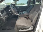 ✅ 2020 Chevrolet Suburban LS • VIN: 1GNSCGEC0LR225957 • Lot: 64193324. Wystawiony na Copart z przebiegiem 82 347 mil. Bezpłatny archiwum sprzedaży aukcyjnych z USA i szczegółowy raport historii pojazdu na DreamBid. Zdjęcie 7.