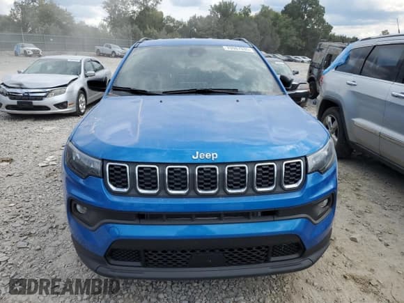 ✅ 2025 Jeep Compass Latitude • VIN: 3C4NJDBN6ST538887 • Lot: 70987035. Wystawiony na Copart z przebiegiem 7 188 mil. Bezpłatny archiwum sprzedaży aukcyjnych z USA i szczegółowy raport historii pojazdu na DreamBid. Zdjęcie 5.