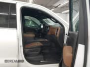 ✅ 2019 Chevrolet Silverado 1500 High Country • VIN: 3GCUYHEL8KG126228 • Lot: 43490209. Wystawiony na IAAI z przebiegiem 79 489 mil. Bezpłatny archiwum sprzedaży aukcyjnych z USA i szczegółowy raport historii pojazdu na DreamBid. Zdjęcie 5.