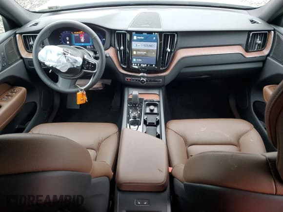 ✅ 2024 Volvo XC60 Plus Dark Theme • VIN: YV4H60DL7R1783621 • Lot: 90283285. Listed on Copart with 4,419 mi. Free auction sales archive from the USA and detailed vehicle history report at DreamBid. Image 8.