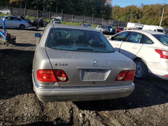 ✅ 1999 Mercedes-Benz E 320 • VIN: WDBJF65H2XA793115 • Лот: 87021505. Опубликован ранее на Copart с пробегом 145 677 миль. Бесплатный доступ к архиву аукционных продаж из США и подробный отчёт об истории автомобиля на DreamBid. Изображение 6.