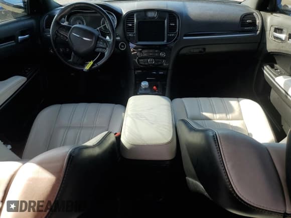 ✅ 2021 Chrysler 300 S • VIN: 2C3CCABG4MH525539 • Lot: 52004944. Wystawiony na Copart z przebiegiem 84 418 mil. Bezpłatny archiwum sprzedaży aukcyjnych z USA i szczegółowy raport historii pojazdu na DreamBid. Zdjęcie 8.