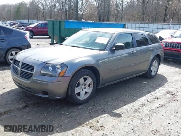 2005 Dodge Magnum SE z VIN 2D4FV48VX5H117187, wystawiony jako IAAI lot #41569678 z przebiegiem 138 600 mil mil oraz . Historia ofert i sprzedaży dostępna na DreamBid. Obrazek 2.