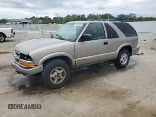 2000 Chevrolet Blazer LS z VIN 1GNCT18W2YK237969, wystawiony jako Copart lot #69813985 z przebiegiem 250 768 mil mil oraz Szkoda całkowita • Salvage title. Historia ofert i sprzedaży dostępna na DreamBid. Obrazek 1.