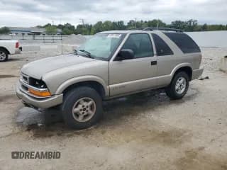 ✅ 2000 Chevrolet Blazer LS • VIN: 1GNCT18W2YK237969 • Lot: 69813985. Wystawiony na Copart z przebiegiem 250 768 mil. Bezpłatny archiwum sprzedaży aukcyjnych z USA i szczegółowy raport historii pojazdu na DreamBid. Zdjęcie 1.