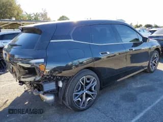 ✅ 2022 BMW iX xDrive50 • VIN: WB523CF06NCK54791 • Lot: 68536822. Wystawiony na Copart z przebiegiem 1 803 mil. Bezpłatny archiwum sprzedaży aukcyjnych z USA i szczegółowy raport historii pojazdu na DreamBid. Zdjęcie 3.