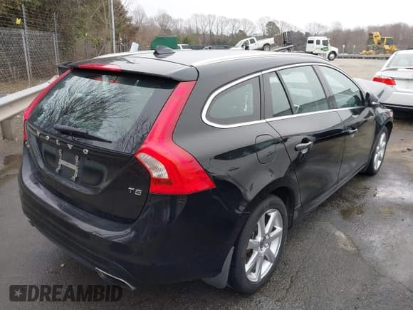 ✅ 2016 Volvo V60 T5 Drive-E Premier • VIN: YV140MEK5G1299728 • Lot: 41550325. Wystawiony na IAAI z przebiegiem 134 507 mil. Bezpłatny archiwum sprzedaży aukcyjnych z USA i szczegółowy raport historii pojazdu na DreamBid. Zdjęcie 4.
