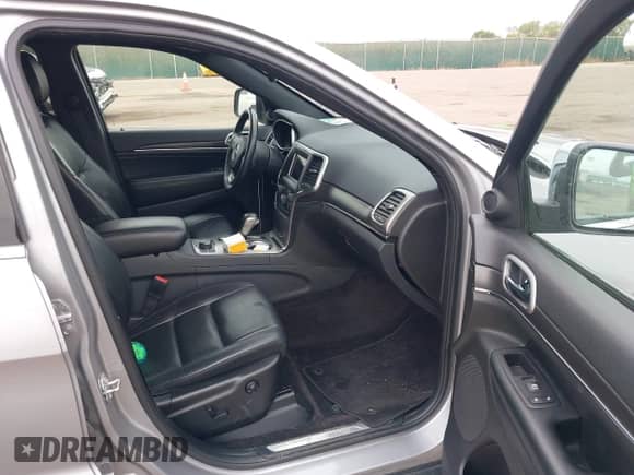 2018 Jeep Grand Cherokee Sterling z VIN 1C4RJFBG3JC138410, wystawiony jako IAAI lot #43242404 z przebiegiem 119 655 mil mil oraz . Historia ofert i sprzedaży dostępna na DreamBid. Obrazek 5.