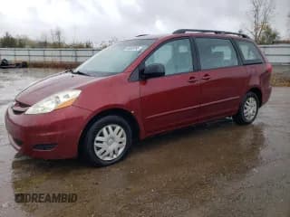 ✅ 2010 Toyota Sienna LE • VIN: 5TDKK4CC5AS295370 • Лот: 90409765. Опубликован ранее на Copart с пробегом 74 109 миль. Бесплатный доступ к архиву аукционных продаж из США и подробный отчёт об истории автомобиля на DreamBid. Изображение 1.
