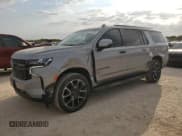 ✅ 2023 Chevrolet Suburban RST • VIN: 1GNSCEKD9PR556589 • Lot: 76045104. Wystawiony na Copart z przebiegiem 7 411 mil. Bezpłatny archiwum sprzedaży aukcyjnych z USA i szczegółowy raport historii pojazdu na DreamBid. Zdjęcie 1.